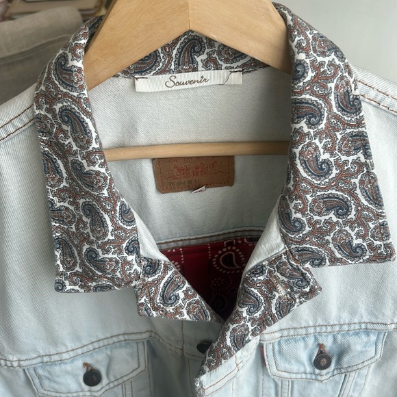 Levi’s Trucker Upcycled Lightwash Denim Vest Red Paisley Bandana Print Unisex - Picture 6 of 17